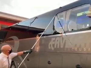 Kacau! Suporter Liverpool Timpuki Bus Real Madrid, Kaca Pecah