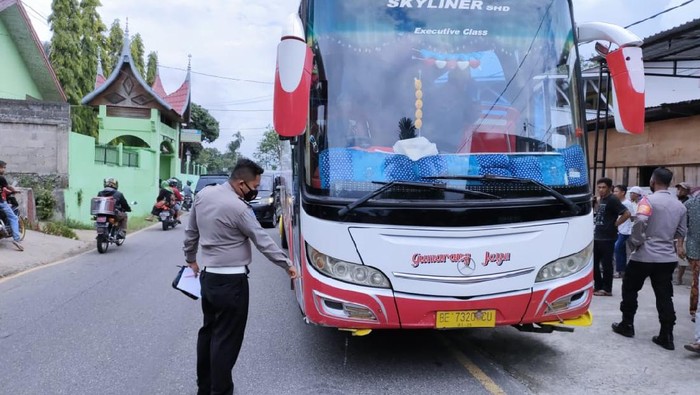 Bus yang menabrak siswa SD di Sumbar (dok. Istimewa)