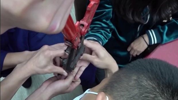 Cincin berlian dipotong karena kekecilan