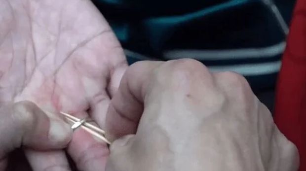 Cincin berlian dipotong karena kekecilan