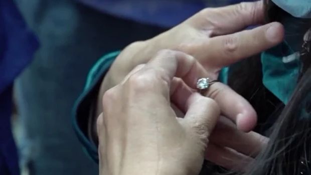Cincin berlian dipotong karena kekecilan