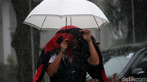 Hujan disertai angin dan petir melanda kawasan Bandung. Warga pun diimbau untuk berhati-hati dan waspada akan potensi cuaca esktrem.
