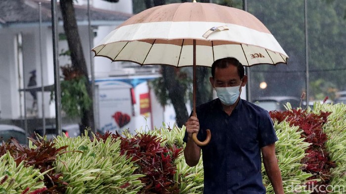 Hujan disertai angin dan petir melanda kawasan Bandung. Warga pun diimbau untuk berhati-hati dan waspada akan potensi cuaca esktrem.