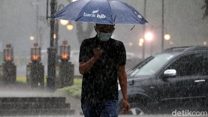 Cuaca Ekstrem, Bandung Diguyur Hujan Angin dan Petir Hujan disertai angin dan petir melanda kawasan Bandung. Warga pun diimbau untuk berhati-hati dan waspada akan potensi cuaca esktrem.
