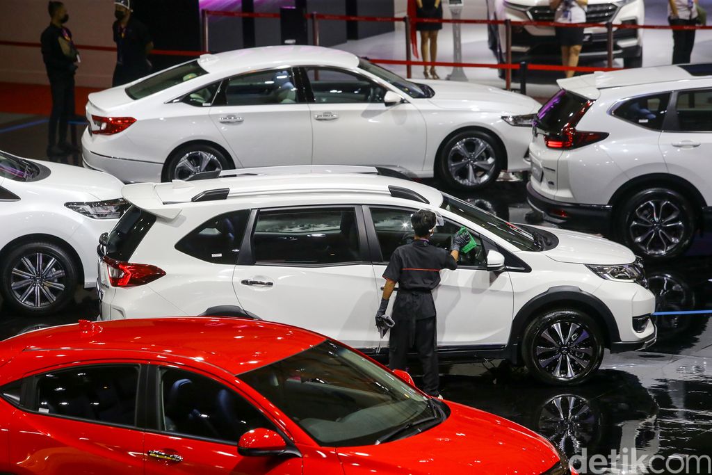 IIMS Hybrid 2021 resmi dibuka Jokowi hari ini. Jadi pameran otomotif pertama yang digelar saat pandemi, berbagai motor dan mobil dipamerkan dalam acara ini.