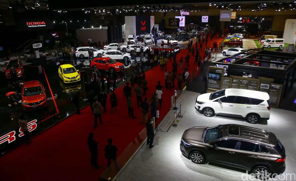 IIMS Hybrid 2021 resmi dibuka Jokowi hari ini. Jadi pameran otomotif pertama yang digelar saat pandemi, berbagai motor dan mobil dipamerkan dalam acara ini.