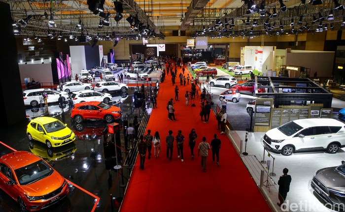 IIMS Hybrid 2021 resmi dibuka Jokowi hari ini. Jadi pameran otomotif pertama yang digelar saat pandemi, berbagai motor dan mobil dipamerkan dalam acara ini.