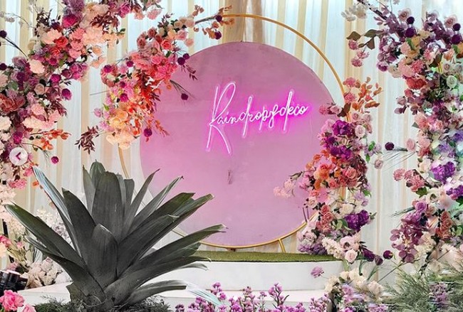 Miky mengatakan tema dekorasi pernikahan pengantin di Surabaya ini terinspirasi dari warna biru laut dan geomtrikal dari ombak laut. Kebetulan mempelainya suka banget sama laut. Pengerjaan 8 jam standart decor. Cuma tantangannya bagaimana bisa menyulap depan rumah yang standar rumah pinggiran jalan tapi menjadi sesuatu yang berbeda saat undangan masuk. Membuat para undangan merasakan tema dan vibe yang kita inginkan, kata Miky. Foto: Dok. Instagram @raindropsdeco