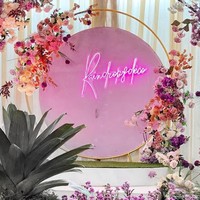 Miky mengatakan tema dekorasi pernikahan pengantin di Surabaya ini terinspirasi dari warna biru laut dan geomtrikal dari ombak laut. Kebetulan mempelainya suka banget sama laut. Pengerjaan 8 jam standart decor. Cuma tantangannya bagaimana bisa menyulap depan rumah yang standar rumah pinggiran jalan tapi menjadi sesuatu yang berbeda saat undangan masuk. Membuat para undangan merasakan tema dan vibe yang kita inginkan, kata Miky. Foto: Dok. Instagram @raindropsdeco