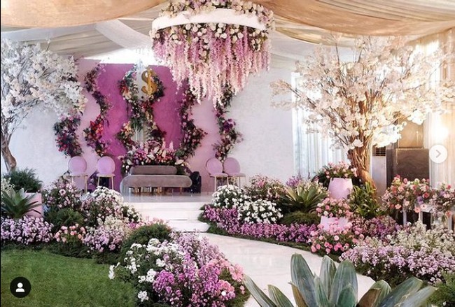 Nikahan viral depan rumah. Cek harga ada di akhir video. Tunggu before afternya acara depan rumah. Bikin yang nikahan di gedung menyesal banget. Rp 30 jutaan aja, tulis akun TikTok @raindropsdeco, Senin (12/4/2021).  Foto: Dok. Instagram @raindropsdeco