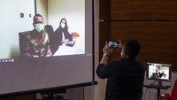 Jaksa pun mengungkap ke mana saja aliran uang tersebut. Diketahui aliran uang suap benur Edhy Prabowo tersebut mengalir ke penyanyi dangdut hingga 3 orang sekretaris pribadi wanita.