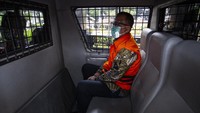 Mantan Menteri Kelautan dan Perikanan (KKP) Edhy Prabowo berada di dalam mobil tahanan usai menjalani sidang perdana kasus dugaan suap izin ekspor benih bening lobster atau benur yang digelar secara virtual dari Pengadilan Tipikor di Gedung Merah Putih KPK, Jakarta, Kamis (15/4/2021).