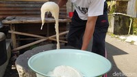 Setelah matang, selagi hangat  ditumbuk secara tradisional hingga halus dan lembut. Kemudian dibungkus dengan daun pisang, diberi  kelapa parut dan dikucuri saus gula Jawa. Rasa jemunak saat digigit, kenyal, gurih dan manis.  Foto: detikFood/Eko Susanto