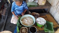 “Kami membeli jemunak karena makanan tradisional dan adanya cuma pada saat puasa Ramadhan, jadi unik,” kata Sigit Hendriyono (52), salah satu pembeli jemunak. Foto: detikFood/Eko Susanto