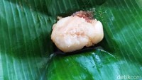 Selain ketan, ada juga tambahan gula Jawa biar rasanya kenyal-kenyal manis saat dimakan. Cocok untuk menu berbuka puasa. Foto: detikFood/Eko Susanto