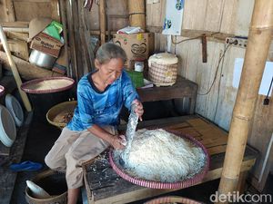 Proses Pembuatan Jemunak, Cemilan yang Hanya Ada di Bulan Ramadan