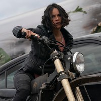 Fast & Furious 9 dijadwalkan tayang di Indonesia pasa 28 Mei 2021. Michelle Rodriguez pemeran Letty Ortiz menjadi salah satu pemain lama yang akan muncul lagi. Perannya sebagai istri Dom, mantan narapidana yang juga pembalap jalanan profesional. Foto: (dok. Universal Pictures)
