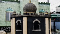Masjid yang terletak di Jalan Usman Dhomiri, Kelurahan Padasuka, Kecamatan Cimahi Tengah, Kota Cimahi, ini menjadi saksi perjuangan anak bangsa dalam mengusir penjajah.
