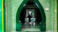 Didirikan oleh orang yang sama dengan nama jalan di mana masjid tersebut berada yakni KH Usman Dhomiri, masjid ini menyimpan sebuah kisah yang cukup berkesan saat tentara Belanda menyerang area masjid. Diketahui, serbuan mortir pasukan Belanda tidak meledak saat menyentuh tanah di area masjid.