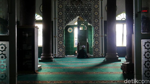 Fakta lain diungkapkan Ketua DKM Masjid Baiturrokhmah Yus Rusdian yakni cikal bakal perjuangan ulama, yang akhirnya diwadahi dalam Laskar Hizbullah, merangkai strategi memukul mundur pasukan musuh di masjid tersebut. Hampir 83 tahun berlalu, bangunan Masjid Baiturrokhmah masih berdiri kokoh. Sudah cukup sering pemugaran yang dilakukan, sehingga menghilangkan arsitektur asli masjid yang mengadopsi salah satu gaya bangunan art deco. Fakta lain diungkapkan Ketua DKM Masjid Baiturrokhmah Yus Rusdian yakni cikal bakal perjuangan ulama, yang akhirnya diwadahi dalam Laskar Hizbullah, merangkai strategi memukul mundur pasukan musuh di masjid tersebut. Hampir 83 tahun berlalu, bangunan Masjid Baiturrokhmah masih berdiri kokoh. Sudah cukup sering pemugaran yang dilakukan, sehingga menghilangkan arsitektur asli masjid yang mengadopsi salah satu gaya bangunan art deco.