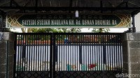 Sosok Usman Dhomiri memiliki peran vital dalam perjuangan bangsa, sekaligus kala pembangunan masjid ini. Usman lahir di Maroko tahun 1870. Dia pula yang turut menyebarkan agama Islam di Jawa Barat, khususnya Cimahi dengan Tarekat Tijaniyah yang disebarkannya.