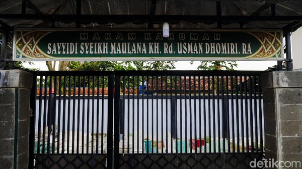 Sosok Usman Dhomiri memiliki peran vital dalam perjuangan bangsa, sekaligus kala pembangunan masjid ini. Usman lahir di Maroko tahun 1870. Dia pula yang turut menyebarkan agama Islam di Jawa Barat, khususnya Cimahi dengan Tarekat Tijaniyah yang disebarkannya. Sosok Usman Dhomiri memiliki peran vital dalam perjuangan bangsa, sekaligus kala pembangunan masjid ini. Usman lahir di Maroko tahun 1870. Dia pula yang turut menyebarkan agama Islam di Jawa Barat, khususnya Cimahi dengan Tarekat Tijaniyah yang disebarkannya.