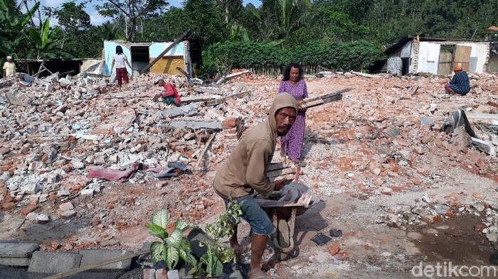 Korban meninggal dalam gempa M 6,1 di Kabupaten Malang menjadi 4 orang. Korban terakhir yakni Mbok Gimah (83).