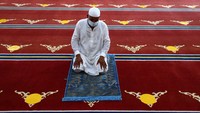 Tak hanya itu, kompleks Al-Farooq juga menyediakan tempat tinggal bagi para imam dan muazin. Fasilitas untuk membersihkan diri, mandi, dan wudhu disediakan dengan standar yang tinggi.  