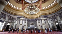Umat Muslim shalat di Masjid Al Farooq Omar Bin Al Khattab, Dubai, Uni Emirat Arab.  