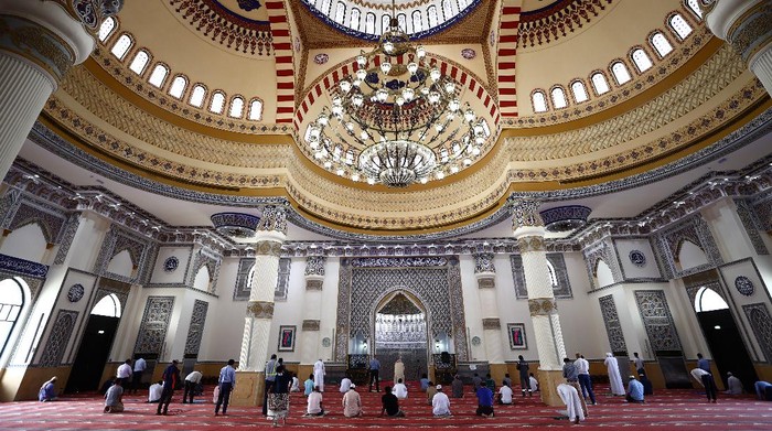 Indahnya Masjid Al-Farooq Dubai, Terinspirasi Keadilan Khalifah Umar DUBAI, UNITED ARAB EMIRATES - APRIL 14: Muslim men pray at Al Farooq Omar Bin Al Khattab Mosque on April 14, 2021 in Dubai, United Arab Emirates. Muslim men and women across the world observe Ramadan, a month long celebration of self-purification and restraint. During Ramadan, the Muslim community fast, abstaining from food, drink, smoking and sex between sunrise and sunset, breaking their fast with an Iftar meal after sunset. (Photo by Francois Nel/Getty Images)