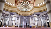 Menjulang di dekat bangunan modern seperti pusat perbelanjaan Spinneys, Al-Farooq memiliki empat menara berketinggian 70 meter.  