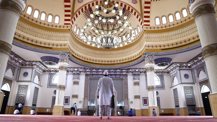 DUBAI, UNITED ARAB EMIRATES - APRIL 14: Muslim men pray at Al Farooq Omar Bin Al Khattab Mosque on April 14, 2021 in Dubai, United Arab Emirates. Muslim men and women across the world observe Ramadan, a month long celebration of self-purification and restraint. During Ramadan, the Muslim community fast, abstaining from food, drink, smoking and sex between sunrise and sunset, breaking their fast with an Iftar meal after sunset.  (Photo by Francois Nel/Getty Images)