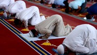 Bagian dalam masjid memiliki banyak fasilitas, misalnya Karpet Sajadah yang melapisi lantai dibuat secara khusus di Jerman.   