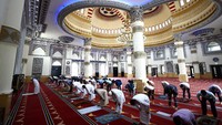 Dengan ukurannya yang cukup luas, Masjid Al-Farooq Umar Bin Khattab dapat menampung hingga 2.000 jamaah sekaligus.  