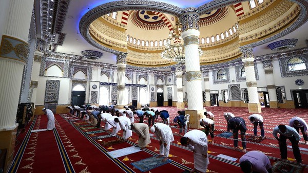 Dengan ukurannya yang cukup luas, Masjid Al-Farooq Umar Bin Khattab dapat menampung hingga 2.000 jamaah sekaligus. Dengan ukurannya yang cukup luas, Masjid Al-Farooq Umar Bin Khattab dapat menampung hingga 2.000 jamaah sekaligus.