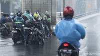 Dishub Daerah Khusus Ibukota (DKI) Jakarta mengingatkan denda Rp 250 ribu untuk pemotor yang berteduh di kolong flyover.