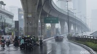 Dinas Perhubungan DKI Jakarta mengingatkan pengendara motor untuk berhenti dan parkir di tempat yang semestinya. Pengendara motor yang berteduh di bawah flyover atau underpass bisa kena denda.