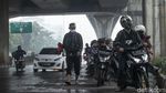 Ingat! Kebiasaan Berteduh di Bahu Jalan Bisa Kena Denda Rp 250 Ribu