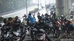 Ingat! Kebiasaan Berteduh di Bahu Jalan Bisa Kena Denda Rp 250 Ribu
