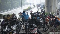 Sementara itu, soal sanksi dan denda diatur di pasal 287 ayat (3) yang berbunyi: Setiap orang yang mengemudikan Kendaraan Bermotor di Jalan yang melanggar aturan gerakan lalu lintas sebagaimana dimaksud dalam Pasal 106 ayat (4) huruf d atau tata cara berhenti dan Parkir sebagaimana dimaksud dalam Pasal 106 ayat (4) huruf e dipidana dengan pidana kurungan paling lama 1 (satu) bulan atau denda paling banyak Rp 250.000,00 (dua ratus lima puluh ribu rupiah).