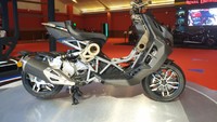 I.S.S. digabungkan dengan shock absorber hidraulis BITUBO, menghasilkan performa pengereman yang baik sehingga bagian depan dari Dragster tetap stabil. Ketika melakukan pengereman, klaimnya distribusi bobot Dragster selalu terjaga sehingga menghasilkan performa pengereman yang baik. Foto: Luthfi Anshori/detikOto
