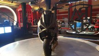 Setelah konsep Dragster diperkenalkan dalam pameran EICMA 2018 dan menuai pemberitaan yang positif dari media, penggemar sepeda motor serta adanya permintaan yang tinggi dari seluruh dunia, Italjet Dragster kini dihadirkan oleh UTOMOCORP di Indonesia dalam ajang IIMS 2021. Foto: Luthfi Anshori/detikOto