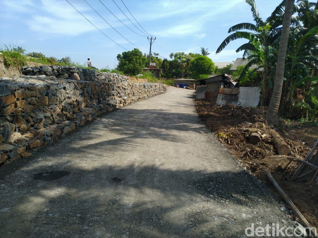 Jalan alternatif yang disediakan untuk warga yang terdampak longsornya Jl Tanjung Burung, Teluknaga, Kab Tangerang. (Dok Pemkab Tangerang)