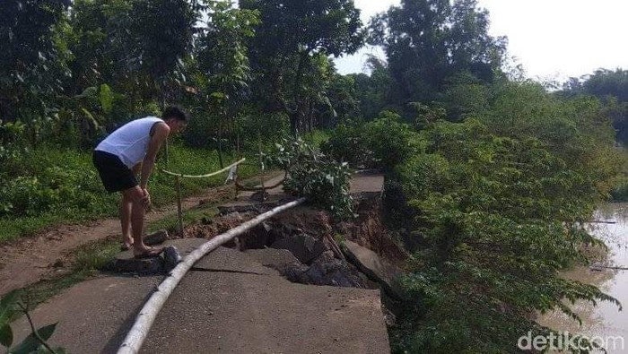 Jalan desa di Karawang ambles.