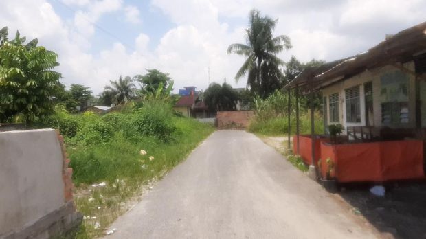 Jalan ditutup tembok setinggi 2 meter di Pekanbaru.