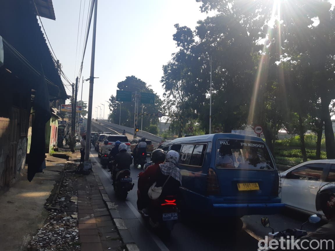 Jl Lenteng Agung Raya jelang Flyover Tapal Kuda LA, 15 April 2021, pukul 07.45-08.00 WIB. (Danu Damarjati/detikcom)8