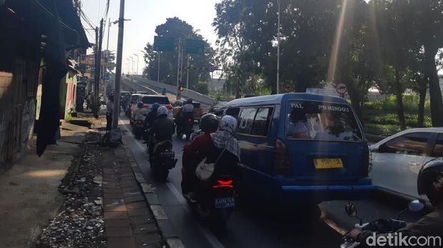 Jl Lenteng Agung Raya jelang Flyover Tapal Kuda LA, 15 April 2021, pukul 07.45-08.00 WIB. (Danu Damarjati/detikcom)8