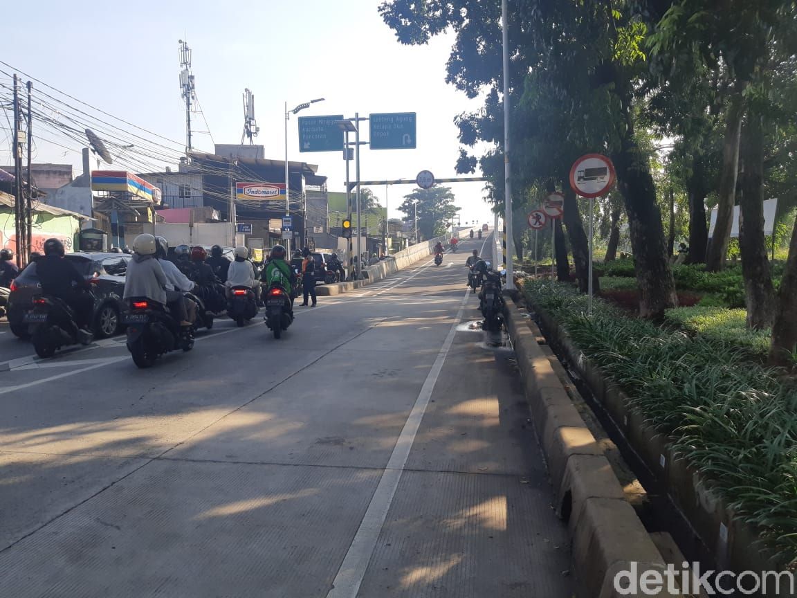 Jl Lenteng Agung Raya jelang Flyover Tapal Kuda LA, 15 April 2021, pukul 07.45-08.00 WIB. (Danu Damarjati/detikcom)8