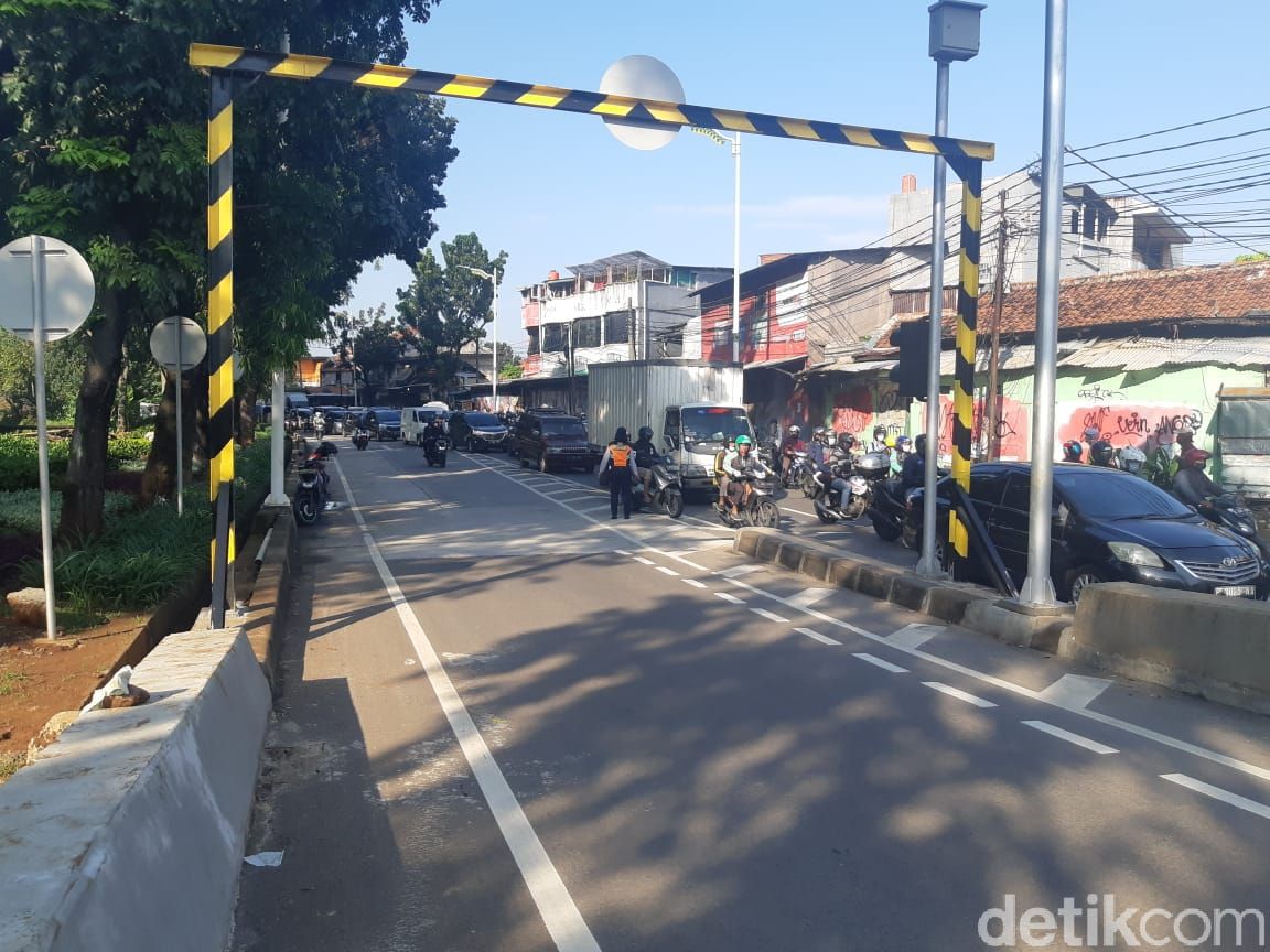 Jl Lenteng Agung Raya jelang Flyover Tapal Kuda LA, 15 April 2021, pukul 07.45-08.00 WIB. (Danu Damarjati/detikcom)8 Jl Lenteng Agung Raya jelang Flyover Tapal Kuda LA, 15 April 2021, pukul 07.45-08.00 WIB. (Danu Damarjati/detikcom)8