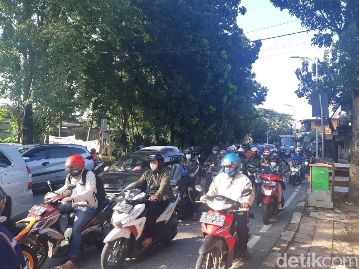 Jl Lenteng Agung Raya jelang Flyover Tapal Kuda LA, 15 April 2021, pukul 07.45-08.00 WIB. (Danu Damarjati/detikcom)8 Jl Lenteng Agung Raya jelang Flyover Tapal Kuda LA, 15 April 2021, pukul 07.45-08.00 WIB. (Danu Damarjati/detikcom)8